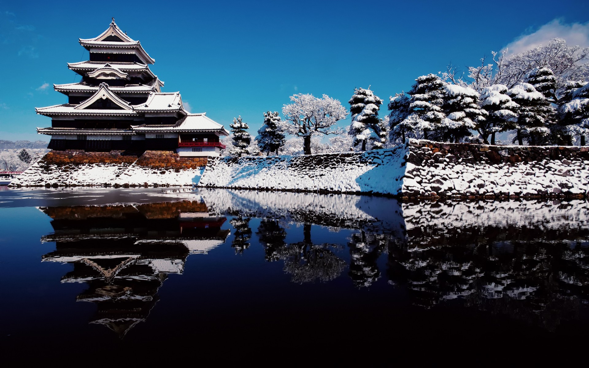 Matsumoto_Castle_raven_sky_water_reflection_winter_snow_japan_water_lakes_buildings_architecture_asian_oriental_1920x1200